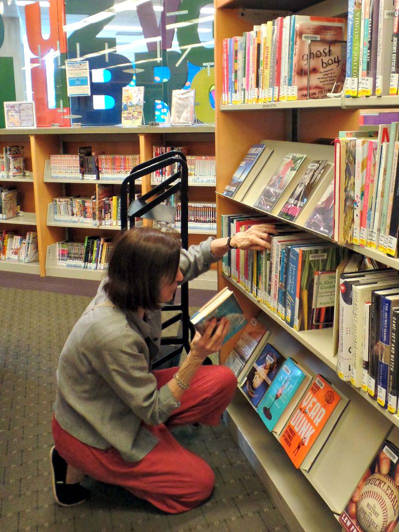 Friends Board Member Priscilla Pardini volunteering to shelf read